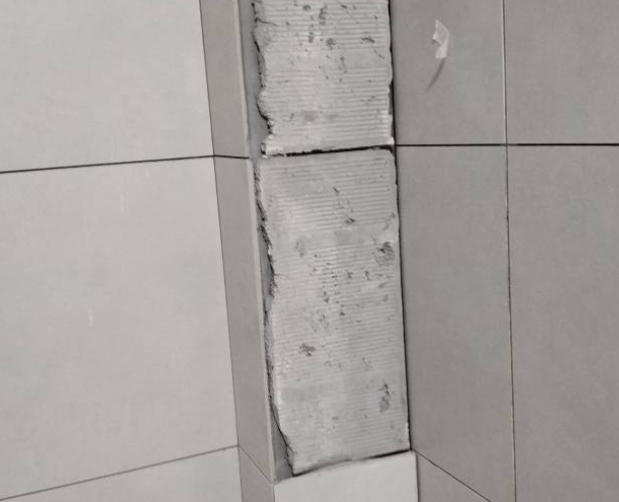 顺河瓷砖空鼓维修公司分享下瓷砖施工前基层浇水润湿程度不足，可能导致以下问题